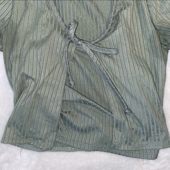 Cute Green Top!! - Picture 2 of 5